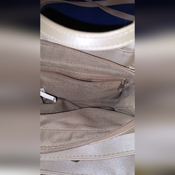 SOLD-Small crossbody bag. Lots of compartments, smoke free home - Picture 7 of 12